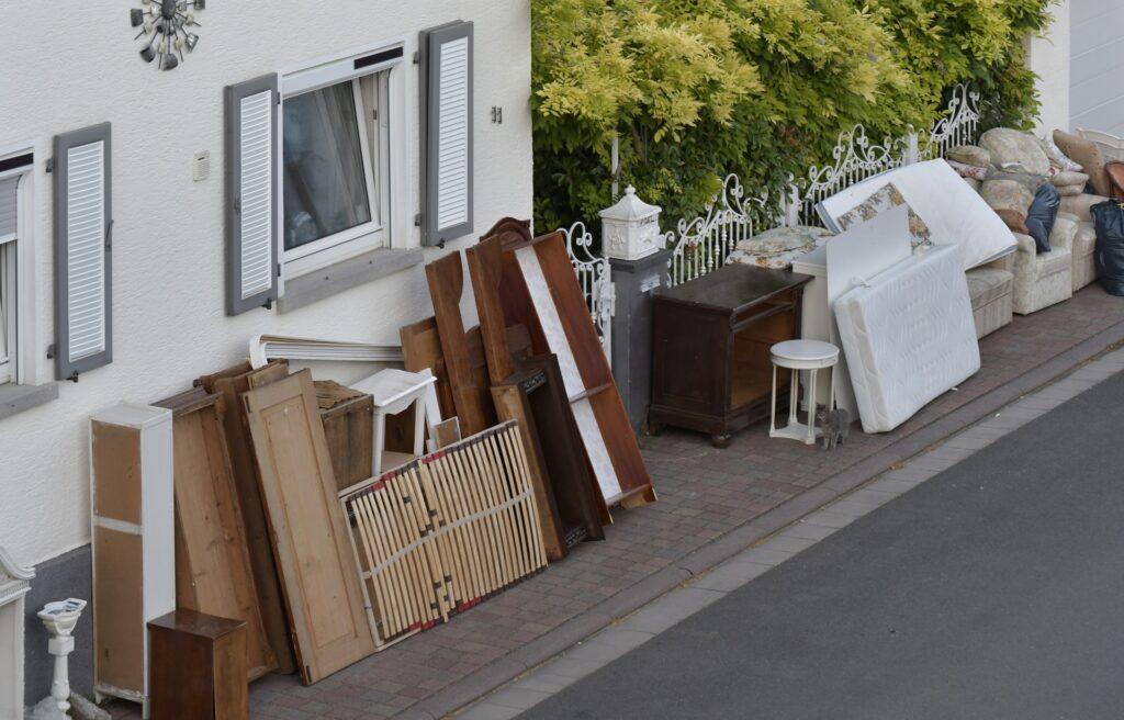 Haushalt entsorgt auf dem Gehweg | Entrümpelung Neuss
