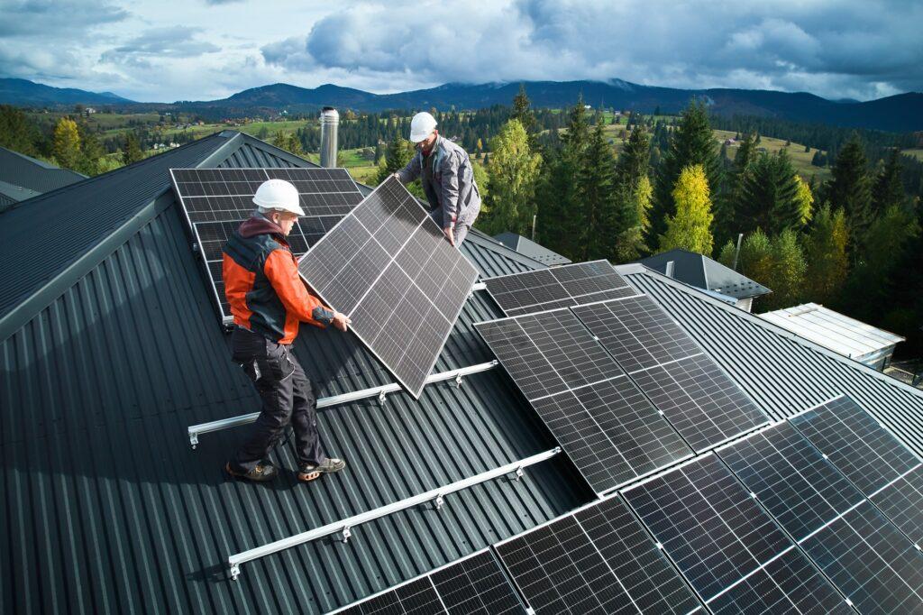Montage von Glas Glas Photovoltaik Module auf Hausdach |