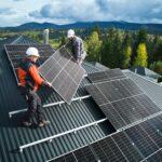 Montage von Glas Glas Photovoltaik Module auf Hausdach |