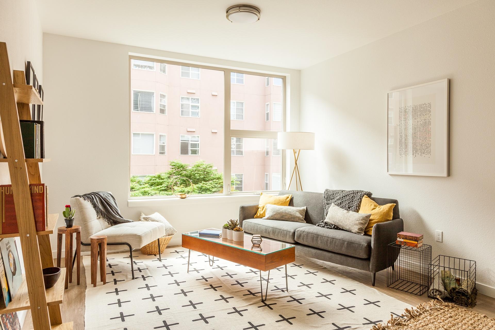 Helles Apartment mit natürlichem Boden und Textilien | Klick Vinyl Eiche

