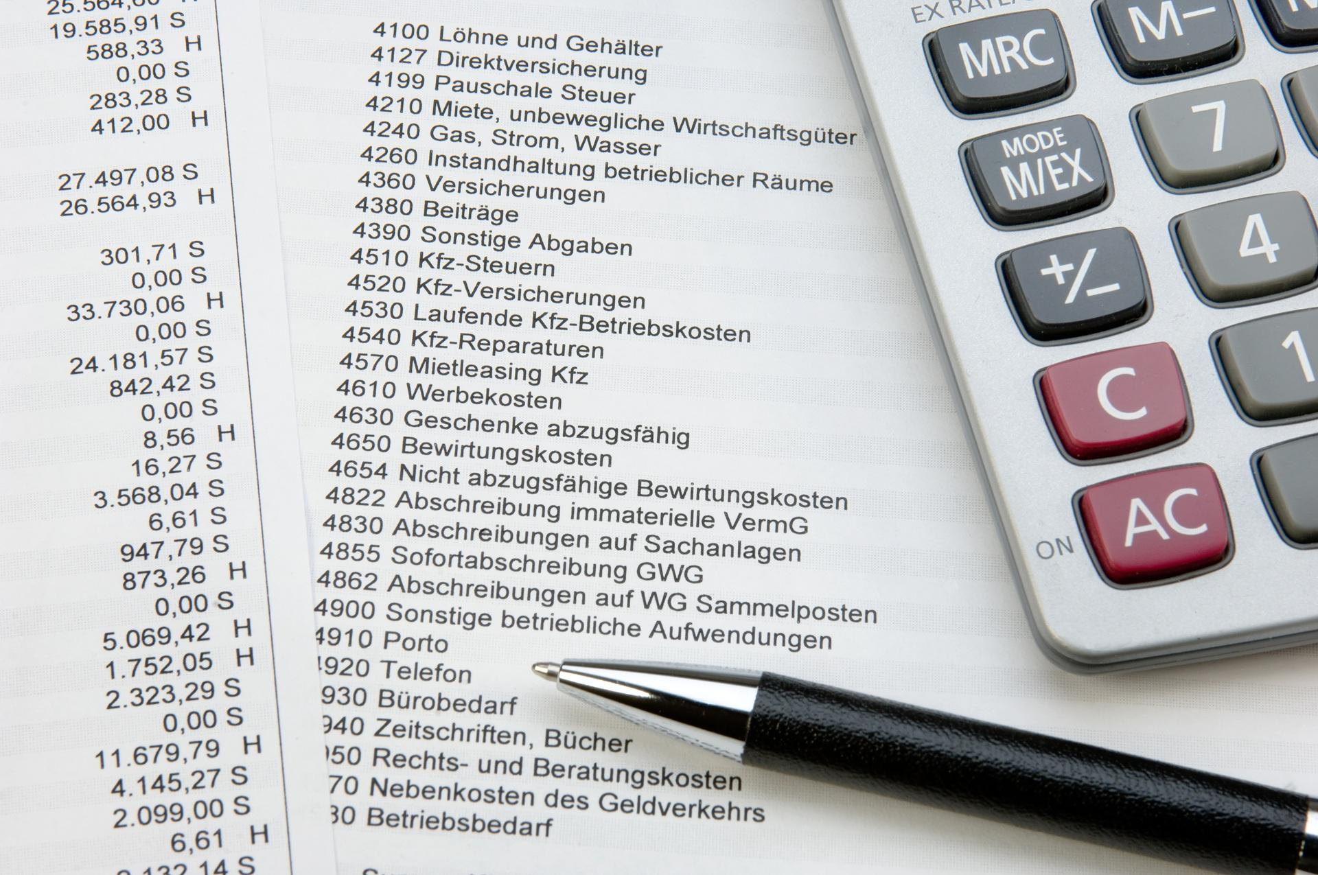 Kontenübersicht mit Taschenrechner und Stift | Steuerberatung Deggendorf