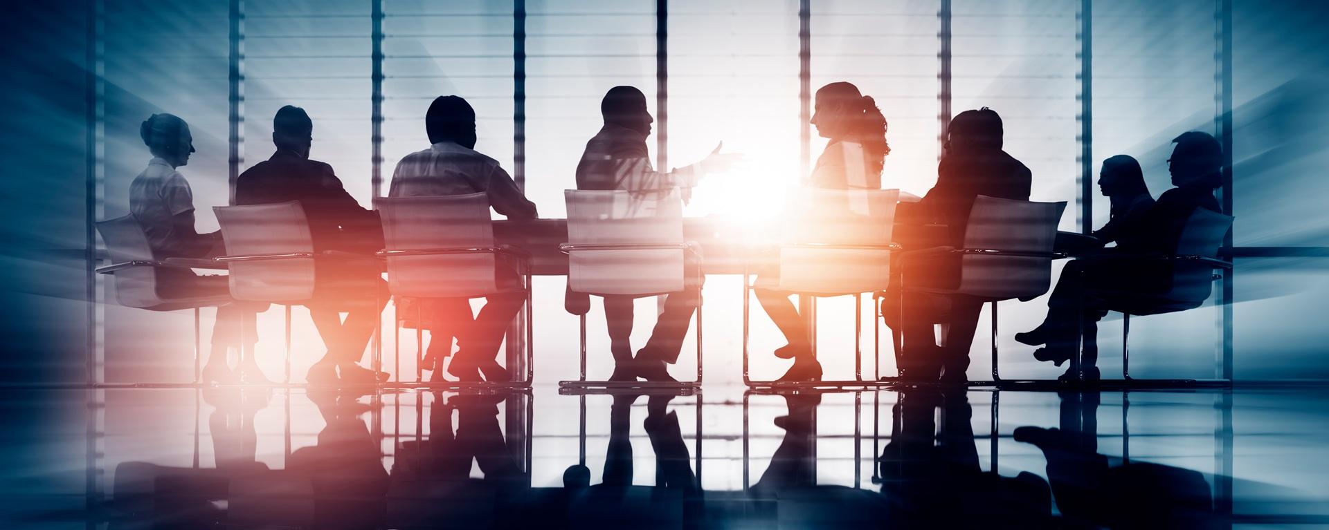 Business-Meeting am Konferenztisch, Sonnenstrahlen | Veranstaltungsraeume Duesseldorf